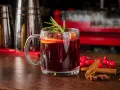 Grzane wino, czyli herbata z alkoholem, podana z pomarańczą, cynamonem i rozmarynem.