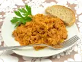 Tradycyjny polski bigos przepisy mistrzów. Aromatyczny gulasz z kapusty i mięsa, podany z chlebem i natką pietruszki.