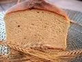 Puszysty chleb dla cukrzyka, z chrupiącą skórką i miękkim wnętrzem, ozdobiony kłosami zbóż.