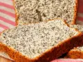 Kawałki pysznego, domowego ciasta z makiem, zwanego potocznie pieguskiem, leżą na różowo-białej serwetce.
