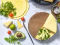 Składniki do keto tortilli: awokado, pomidorki, ser, limonka, rukola i przyprawy. Idealny keto tortilla przepis.