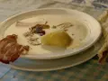 Najprostsza zupa chrzanowa z ziemniakiem i kawałkami wędzonki. Obok kromka chleba.
