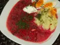 Zupa z botwiny z ziemniakami osobno, podana z jajkiem i koperkiem. Pyszne danie na chłodne dni.