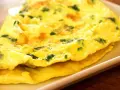 Złocisty omlet z ziołami, idealny na śniadanie keto. Puszysty i aromatyczny, gotowy do podania.
