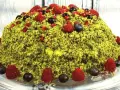 Wyjątkowe ciasto leśny mech na dużą blachę z serkiem mascarpone, ozdobione malinami, borówkami i granatem.