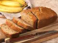 Gotowy chlebek bananowy, idealny na śniadanie. Ten przepis na chlebek bananowy jest prosty i pyszny.