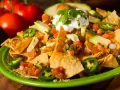 Nachos z serem, awokado, pomidorami i jalapeño. Idealna przyprawa meksykańska na imprezę.