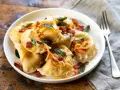 Pyszne pierogi z boczkiem i cebulką. Wiesz, ile gotować pierogi, by były idealne?