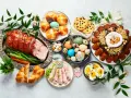 Wielkanocny stół ugina się od pyszności: pieczona szynka, pascha, jajka, bułeczki i inne ciepłe dania na wielkanoc.
