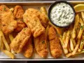 Chrupiąca ryba z airfryer, podana z frytkami, sosem tatarskim i cytryną. Pyszny obiad gotowy w mgnieniu oka!