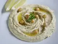 Pyszny, kremowy hummus co to? To pasta z ciecierzycy, oliwa, sezam i cytryna. Idealna przekąska!