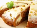 Pyszne ciasto dla odchudzających się z kremem i orzechami, ozdobione listkiem mięty. Idealne na dietę!