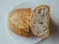 Chleb na talerzu, przekrojony na pół. Idealny przepis na szybki chleb, z chrupiącą skórką i puszystym wnętrzem.
