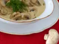 Kremowy sos grzybowy, idealny do dań głównych. Dowiedz się, jak zagęścić sos, by uzyskać idealną konsystencję.