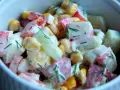 Pyszna, kremowa sałatka z surimi, kukurydzą, ogórkiem i jajkiem, posypana świeżym koperkiem. Idealna na każdą okazję, to najlepsza sałatka z surimi!