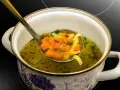 Nabieram chochlą aromatyczny bulion warzywny z marchewką i makaronem. Idealny przepis, jak zrobić bulion warzywny.