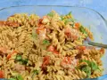 Szybka kolacja: makaron fusilli z pomidorkami, fetą i bazylią w kremowym sosie. Idealne danie na każdy dzień.