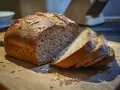 Pyszny, świeżo upieczony chleb żytni na drożdżach, posypany ziarnami słonecznika. To sprawdzony przepis na domowy wypiek.
