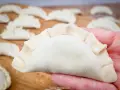 Gotowe do lepienia pierogi na desce. Idealne ciasto na pierogi, jak u Magdy Gessler, czeka na nadzienie.
