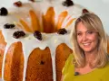 Babka pomarańczowa Ewy Wachowicz, udekorowana lukrem i rodzynkami, prezentuje się apetycznie.