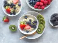 Pyszne, lekkostrawne śniadanie: owsianka z jagodami, truskawkami, jeżynami i kiwi. Idealny start dnia!