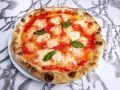 Klasyczna pizza Margherita, idealna na każdy dzień. Poznaj autentyczny pizza włoska przepis i poczuj smak Neapolu!