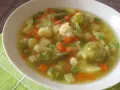 Aromatyczna zupa jarzynowa z mrożonki przepis. Pełna warzyw: ziemniaków, marchewki, kalafiora, groszku, fasolki i brukselki.