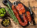 Chorizo co to? Pikantna, wędzona kiełbasa na desce z oliwkami, kaparami i rozmarynem. Idealna przekąska.