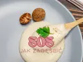 Gęsty sos śmietanowy na talerzu, z gałką muszkatołową i natką pietruszki. Tekst: SOS JAK ZAGĘŚCIĆ.