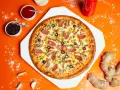 Pyszna pizza z kiełbasą, pieczarkami i papryką, obok sosy i imbir. Idealne dodatki do pizzy.
