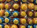 Zbliżenie na kolorowe lizaki Chupa Chups w opakowaniach z owocowymi wzorami.