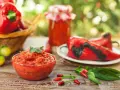 Ajvar co to? Aromatyczna pasta z pieczonej papryki i pomidorów, gotowa do spożycia.