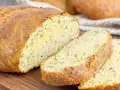 Pyszny, domowy chleb bez glutenu z chrupiącą skórką i miękkim wnętrzem, idealny na kanapki.