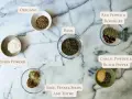 Idealne jakie przyprawy do spaghetti: oregano, bazylia, czosnek, cebula, rozmaryn, tymianek, nasiona kopru, pieprz i płatki chili.
