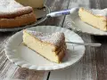 Puszysty sernik wiedeński, jak u babci. Idealny na deser, posypany cukrem pudrem.