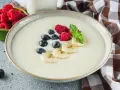 Pyszny grysik na mleku z malinami, borówkami i bananem. Idealne śniadanie dla każdego.
