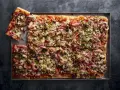 Najlepsza pizza domowa na dużą blachę, obficie posypana pieczarkami, szynką i oliwkami. Idealna na rodzinne spotkanie.