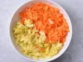 Start your healthy meal with this vibrant surówka z marchewki z majonezem. Świeżo starta marchewka i jabłko czekają na dodatek majonezu.