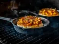 Pyszny camembert z grilla, zapieczony z pomidorkami i ziołami, w dymie z rusztu.