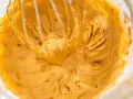 Gładki, puszysty krem z masy kajmakowej i mascarpone, właśnie ubijany mikserem. Idealny do tortu!