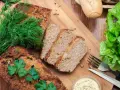 Pyszny pasztet drobiowo-wieprzowy z wątróbką, udekorowany koperkiem i natką. Podany z sałatą i pieczywem.