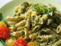 Penne z pesto i pomidorkami koktajlowymi. Pyszny obiad bez mięsa, idealny na szybki posiłek.