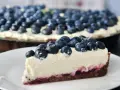 Pyszne ciasto z serkiem mascarpone pieczone, obficie udekorowane świeżymi borówkami. Idealne na deser.