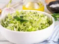 Sałatka z kapusty z czosnkiem i ziołami, idealna jako dodatek do obiadu. Cząber do czego? Do takich właśnie świeżych, aromatycznych sałatek!