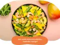 Kolorowa sałatka z awokado, krewetkami i mango. Aromatyczna rukola i orzechy dodają jej charakteru.