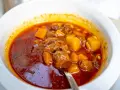 Aksamitna, aromatyczna, najlepsza zupa gulaszowa z kawałkami mięsa i ziemniaków w głębokim, czerwonym sosie.