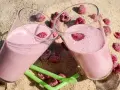 Dwa pyszne malinowe smoothie na piasku, idealne na lato. Inspiracja na zdrowe smoothie przepisy.