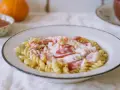 Fusilli z kremowym sosem i kawałkami owoców. Pyszny makaron na słodko, idealny na deser.