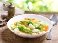 Aromaticzna, tradycyjna zupa jarzynowa z brokułami, kalafiorem, fasolką szparagową i marchewką.