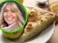 Uśmiechnięta blondynka prezentuje najprostsze ciasto drożdżowe bez wyrabiania z jabłkami.